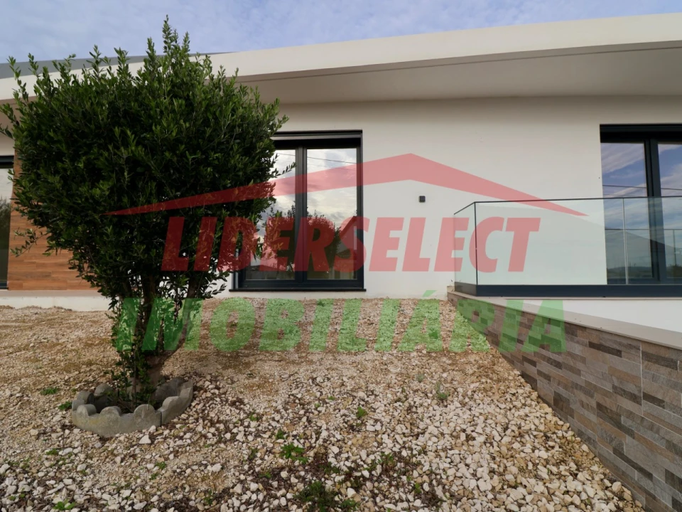 Moradia T4 para Venda em Silveira Foto 59