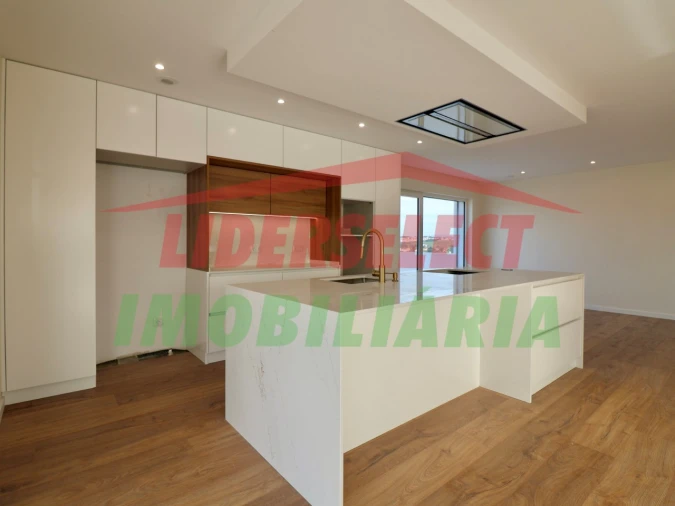 Moradia T4 para Venda em Silveira Foto 3