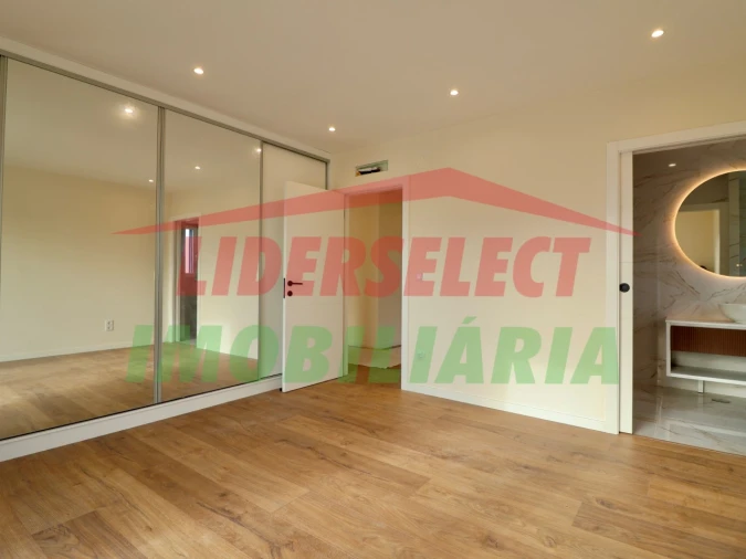 Moradia T4 para Venda em Silveira Foto 14