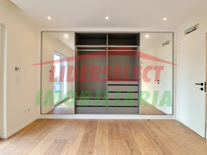 Moradia T4 para Venda em Silveira Foto 17