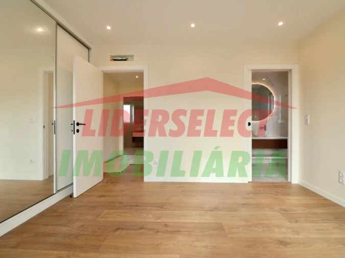 Moradia T4 para Venda em Silveira Foto 19