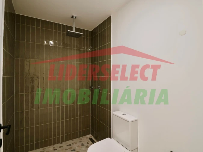 Moradia T4 para Venda em Silveira Foto 44