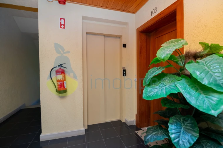 Apartamento T2 para Venda em Estômbar e Parchal Foto 24