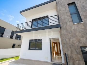 Moradia T5 para Venda em Laranjeiro e Feijó