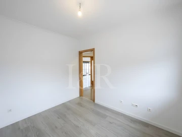 Moradia T5 para Venda em Laranjeiro e Feijó