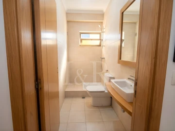 Moradia T5 para Venda em Laranjeiro e Feijó