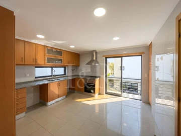 Moradia T5 para Venda em Laranjeiro e Feijó