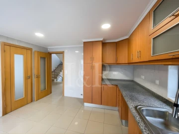 Moradia T5 para Venda em Laranjeiro e Feijó