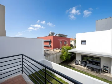 Moradia T5 para Venda em Laranjeiro e Feijó