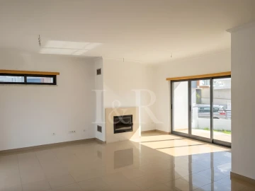 Moradia T5 para Venda em Laranjeiro e Feijó