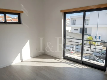 Moradia T5 para Venda em Laranjeiro e Feijó