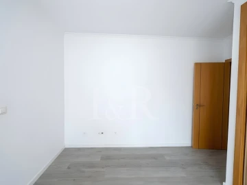 Moradia T5 para Venda em Laranjeiro e Feijó