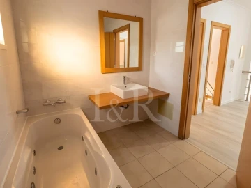 Moradia T5 para Venda em Laranjeiro e Feijó