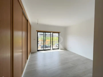 Moradia T5 para Venda em Laranjeiro e Feijó