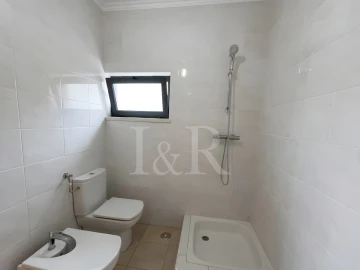 Moradia T5 para Venda em Laranjeiro e Feijó