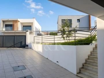 Moradia T5 para Venda em Laranjeiro e Feijó