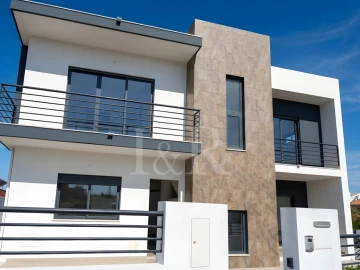 Moradia T5 para Venda em Laranjeiro e Feijó