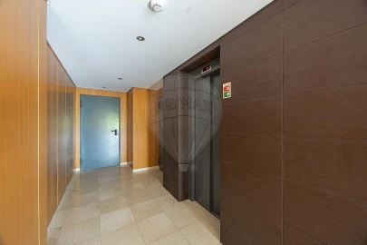 Apartamento T2 para Venda em Santo António dos Cavaleiros e Frielas