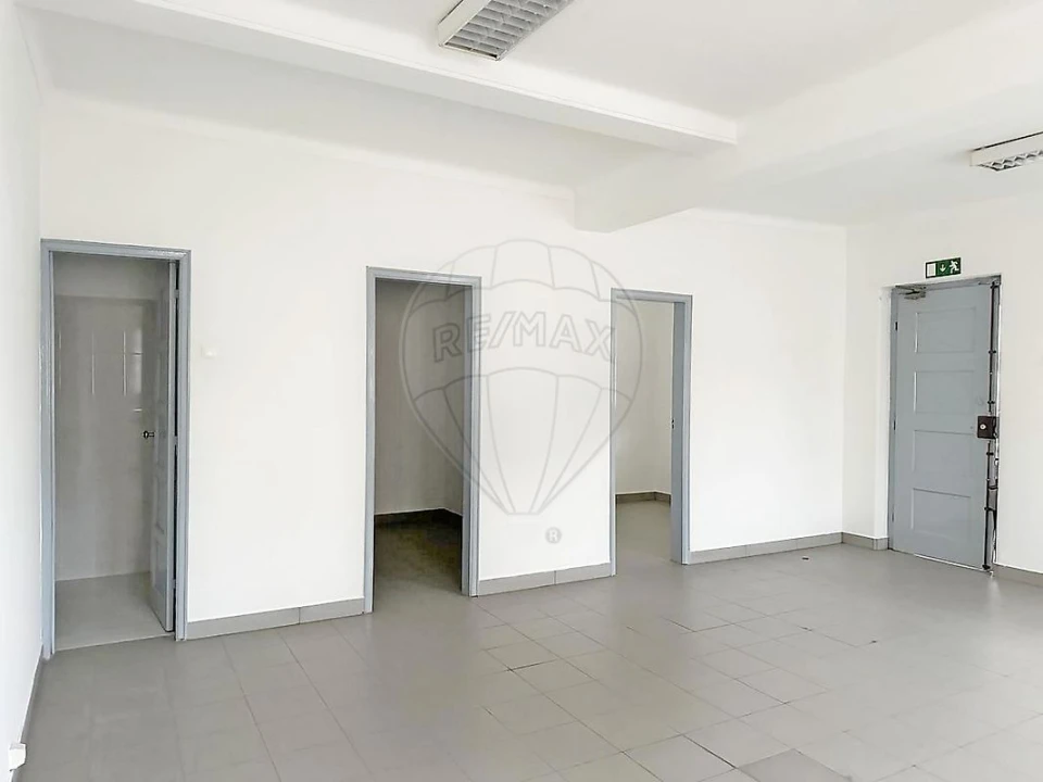 Loja para Arrendamento em Vila Nova da Barquinha Foto 1