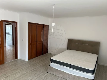 Apartamento T2 para Venda em Massamá e Monte Abraão