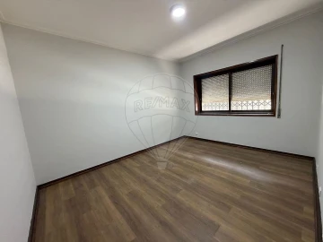 Apartamento T3 para Arrendamento em Mafamude e Vilar do Paraíso