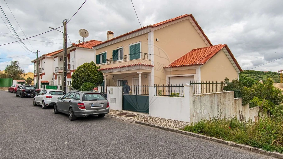 Moradia T4 para Venda em Camarate, Unhos e Apelação