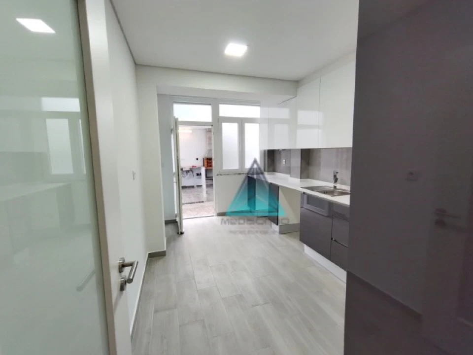 Apartamento T1 para Venda em Laranjeiro e Feijó Foto 2