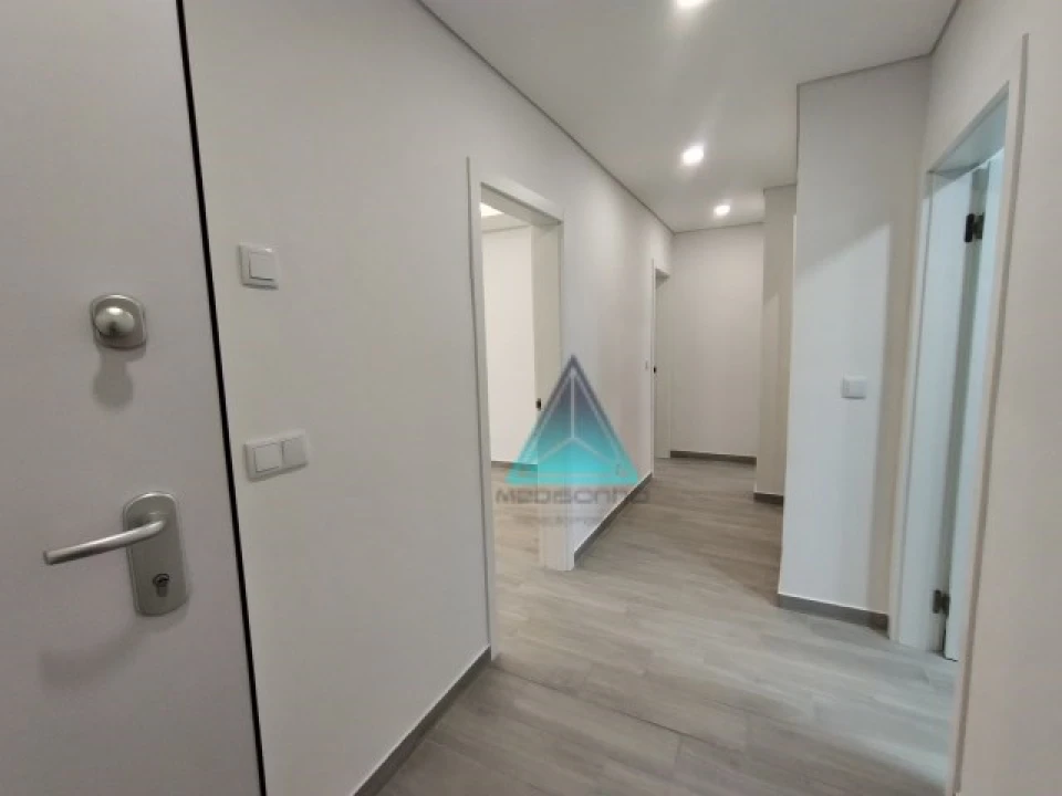 Apartamento T1 para Venda em Laranjeiro e Feijó Foto 4