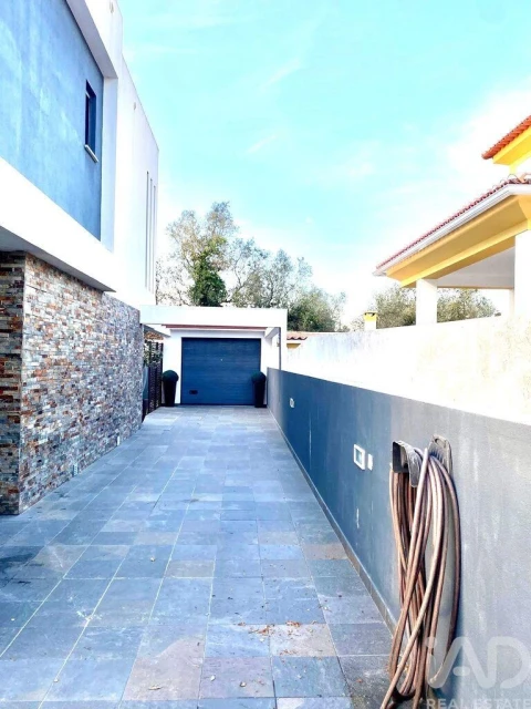 Moradia T4 para Venda em Charneca de Caparica e Sobreda