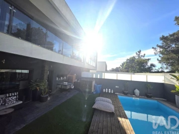 Moradia T4 para Venda em Charneca de Caparica e Sobreda