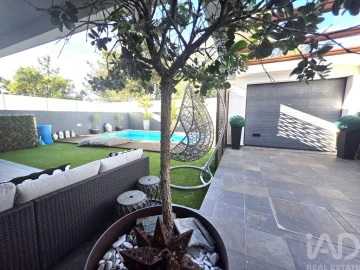 Moradia T4 para Venda em Charneca de Caparica e Sobreda