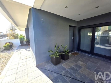 Moradia T4 para Venda em Charneca de Caparica e Sobreda