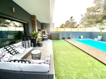 Moradia T4 para Venda em Charneca de Caparica e Sobreda