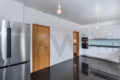 Moradia T4 para Arrendamento em Barcarena