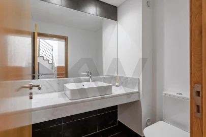 Moradia T4 para Arrendamento em Barcarena