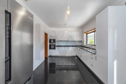 Moradia T4 para Arrendamento em Barcarena