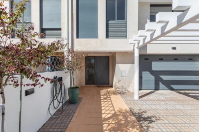 Moradia T4 para Arrendamento em Barcarena