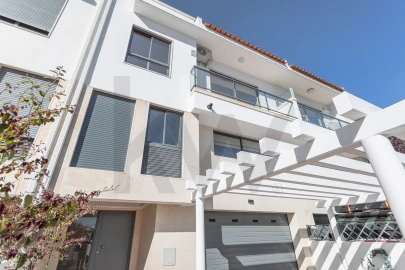 Moradia T4 para Arrendamento em Barcarena