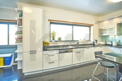 Moradia T4 para Arrendamento em Barcarena