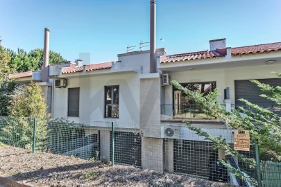 Moradia T4 para Arrendamento em Barcarena