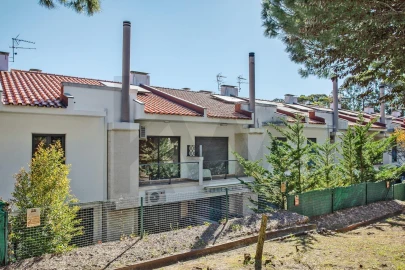 Moradia T4 para Arrendamento em Barcarena