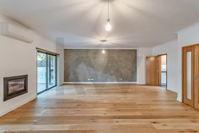 Moradia T4 para Arrendamento em Barcarena