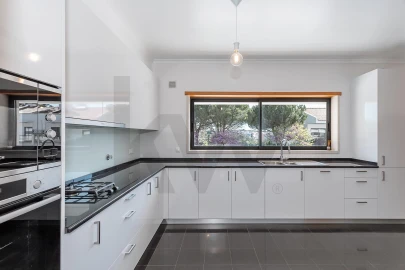 Moradia T4 para Arrendamento em Barcarena