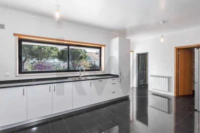 Moradia T4 para Arrendamento em Barcarena