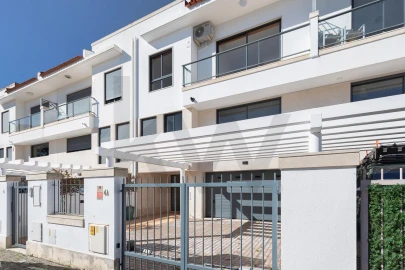 Moradia T4 para Arrendamento em Barcarena