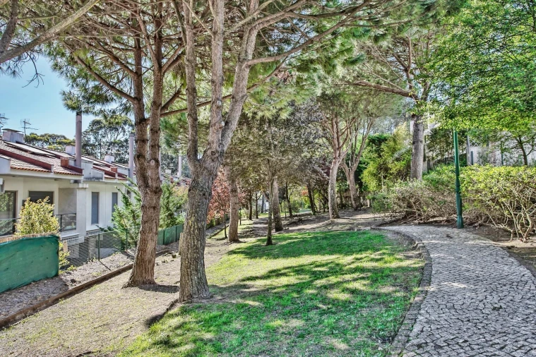 Moradia T4 para Arrendamento em Barcarena Foto 67