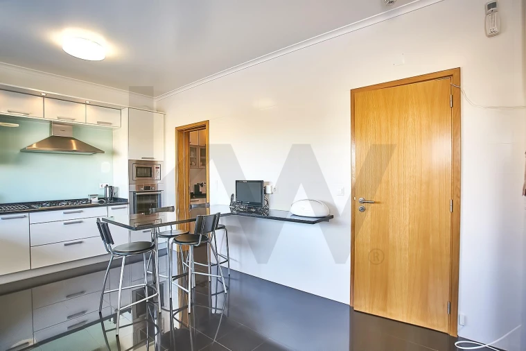 Moradia T4 para Arrendamento em Barcarena Foto 3