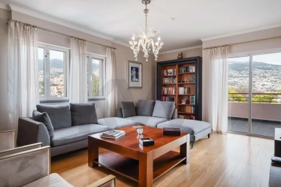 Apartamento T4 para Arrendamento em Funchal (Se)