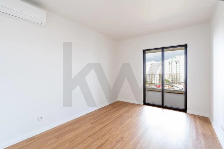 Apartamento T4 para Venda em Santo António dos Cavaleiros e Frielas Foto 4