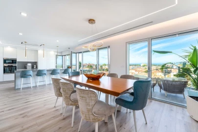 Apartamento T4 para Arrendamento em Carcavelos e Parede